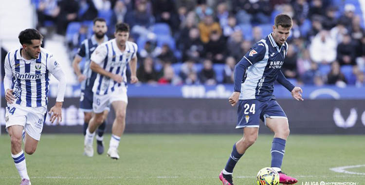 Pedro Ortiz recibe el balón en Butarque.