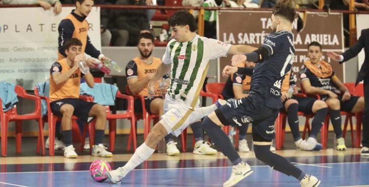 Tomás Pescio arma la pierna ante el Alzira.