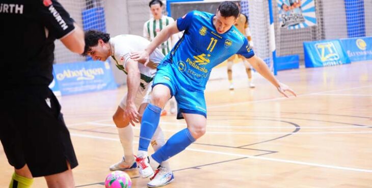 Tomás Pescio pugna por el balón en Peñíscola.