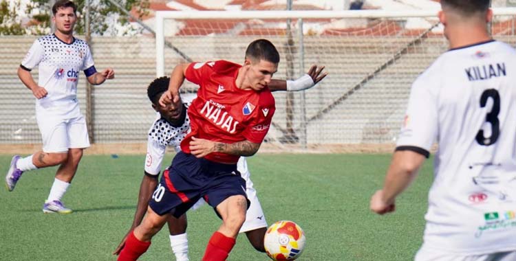Robin presiona a un jugador del Dos Hermanas 1971.