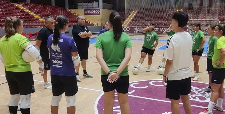 Rafa García se dirige a sus jugadoras en un entrenamiento.