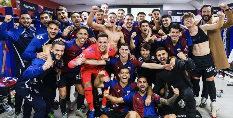 Ramón Vila celebra con sus compañeros otra victoria del Eldense.