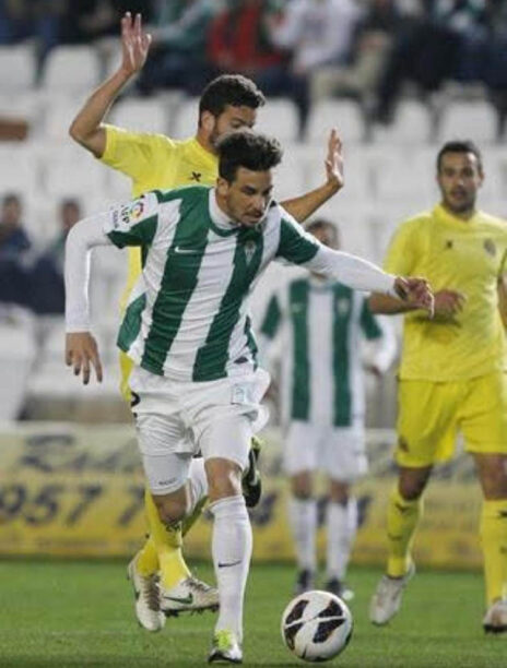 Enzo Rennella conduciendo el balón en un partido ante el Villarreal que 2012 militaba en Segunda División y ascendió a Primera.