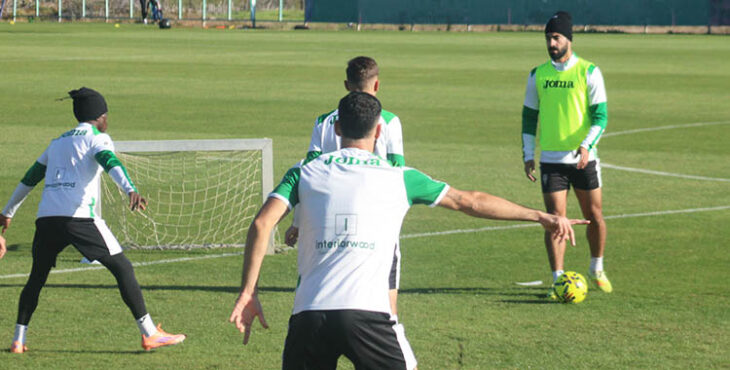 Rubén Alves en el rondo con la posesión del balón ante sus compañeros.