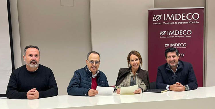 La presidenta del IMDECO, Marian Aguilar, junto los representantes de Salesianos y su gerente.