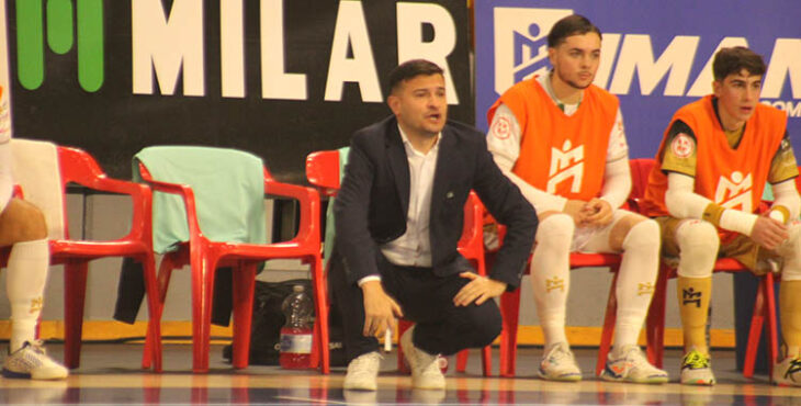 Emanuel Santoro en la banda de Vista Alegre ante Osasuna Magna.