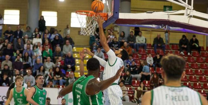 Kevin Schutte busca una canasta ante el Cáceres.