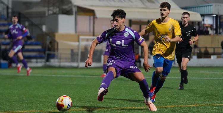 Sebas Chalbaud conduce el balón en Tomares.
