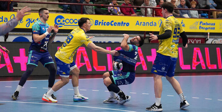 Pablo Simonet cae entre la defensa del Villa de Aranda.