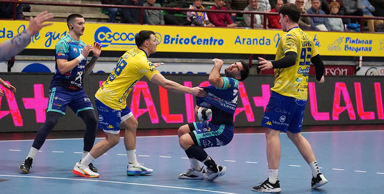 Pablo Simonet cae entre la defensa del Villa de Aranda.