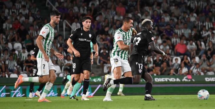 Theo Zidane acompaña a Adri Fuentes en un partido en El Arcángel.