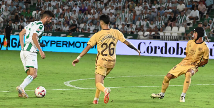 Theo Zidane conduce el balón en el Córdoba-Málaga de la 2024-25.