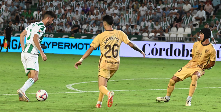 Theo Zidane conduce el balón en el Córdoba-Málaga de la 2024-25.
