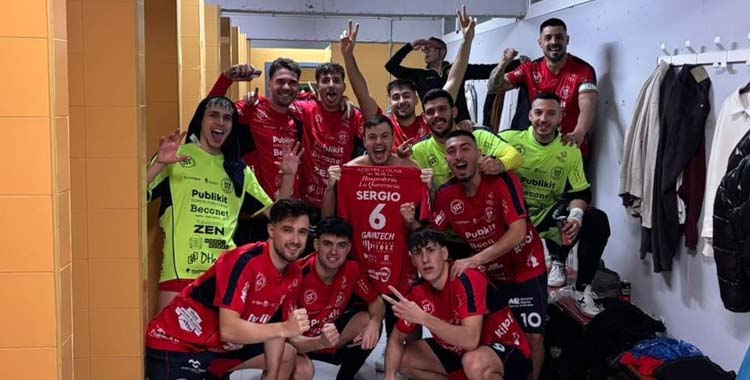 Los jugadores rojillos festejan su triunfo ante el Melilla.