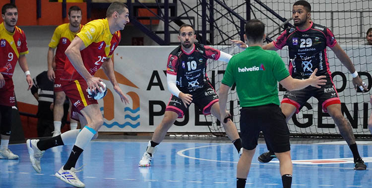 José Cuenca y Leandro Semedo intentar cerrar a un atacante del Recoletas Valladolid.