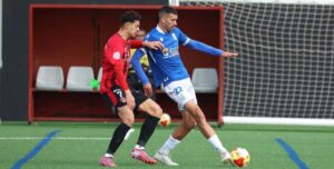 Zaca trata de robarle el balón a un jugador del Melilla.