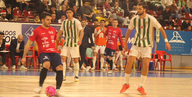 Zequi presiona a un jugador de Osasuna Magna.