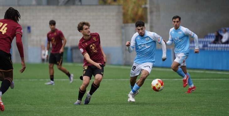 El jugador del Ciudad de Lucena disputando un balón en la victoria contra el Cádiz de Mirandilla. Foto: El jugador del Ciudad de Lucena controlando el balón en la victoria contra el Cádiz de Mirandilla. Foto: Antonio Dávila / Ciudad de Lucena