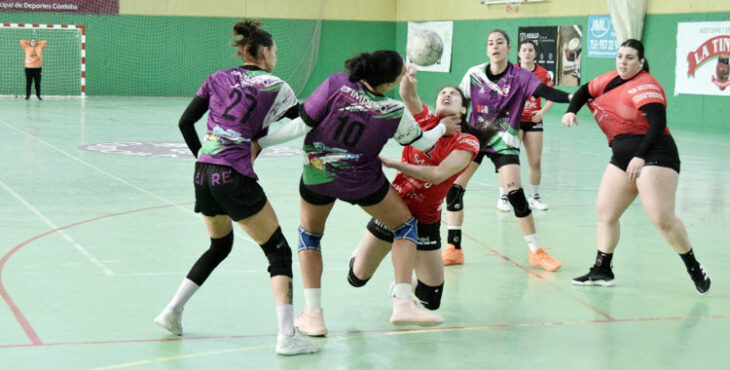 Un balón en disputa en el Adesal-Colores Zaragoza. Foto: Laclasi.es