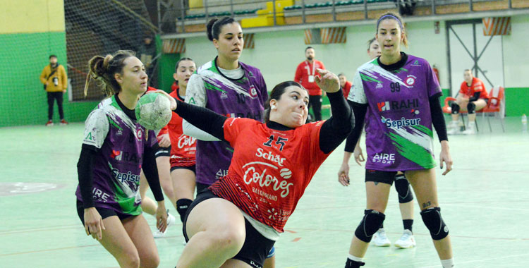 Bonazzola, Turnes y Roda no pueden impedir el lanzamiento en seis metros de la jugadora del cuadro maño. Foto: @CBMColores