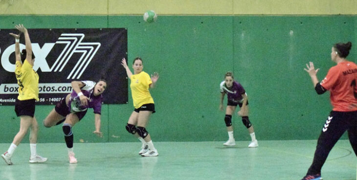 Zoe Turnes intenta un lanzamiento forzado ante la defensa del Lanzarote Puerto del Carmen en el partido de ida, con Irene García, ahora lesionada de gravedad, al fondo. Foto: Laclasi.es