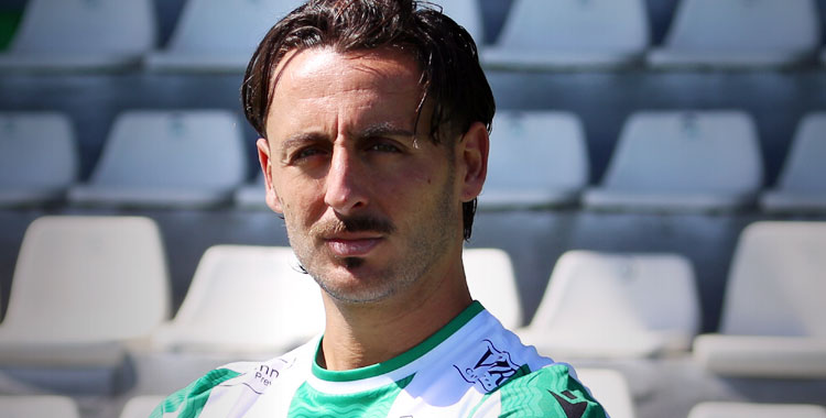 Adri Castellano con la elástica verdiblanca. Foto: Atlético Sanluqueño CF