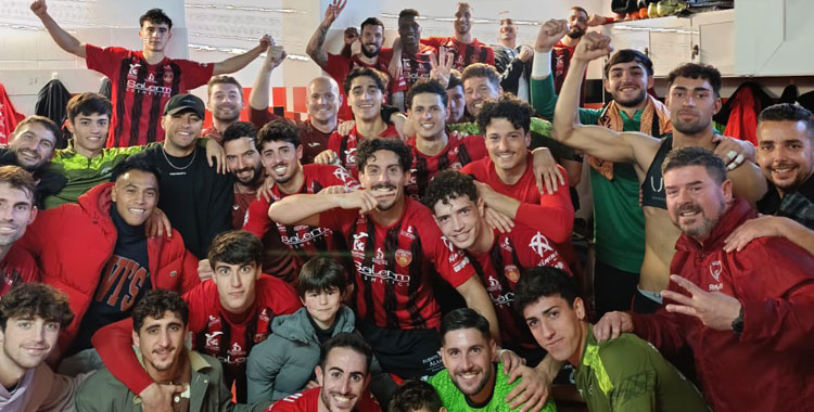 La celebración en el vestuario del Manuel Polinario. Foto: Salerm Puente Genil