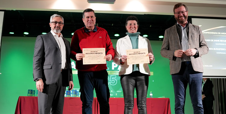 Andrés Santos y Esther de Jaime, dos de los cordobeses premiados en la Gala del Pádel Andaluz 2025, recogiendo su distinción