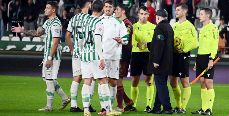 Los jugadores del Córdoba junto al trío arbitral en el partido contra el Deportivo. Autora: Natalia Román