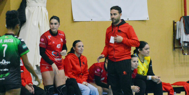 El entrenador del Deza CBM, Benito Puerto, observa el encuentro desde su banquillo. Foto: Rafa Barroso / CBM