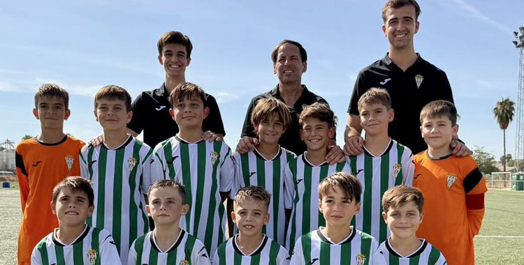 Una formación del Benjamín A del Córdoba, líder de su liga con pleno de victorias. Foto: CCF