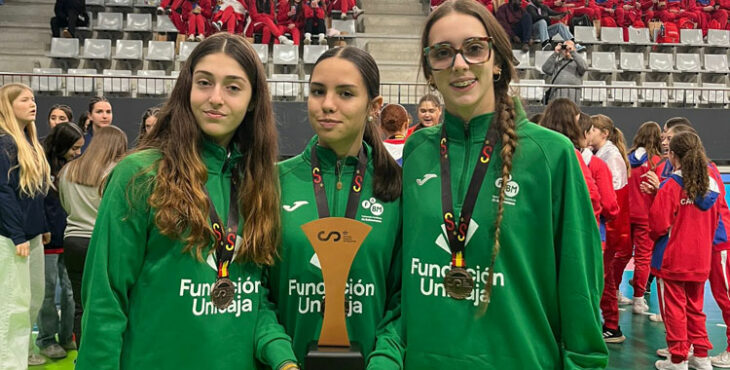 Las tres jugadoras del Córdoba de Balonmano con su trofeo. Foto: CBM