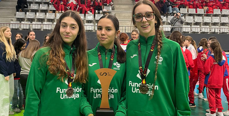 Las tres jugadoras del Córdoba de Balonmano con su trofeo. Foto: CBM