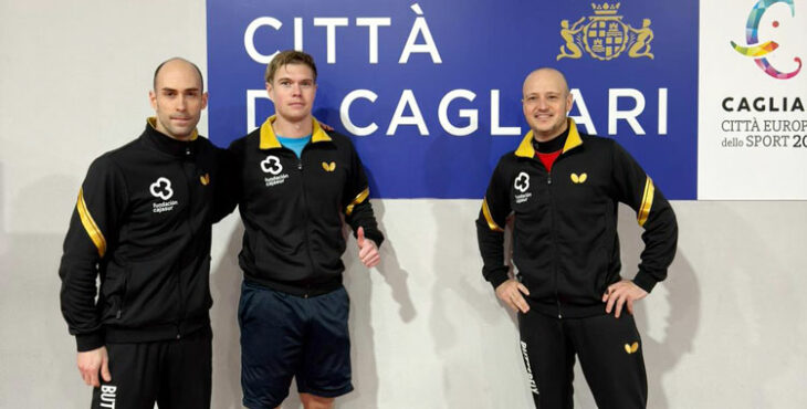 La tripleta del Priego Fundación Kutxabank posando en Cerdeña