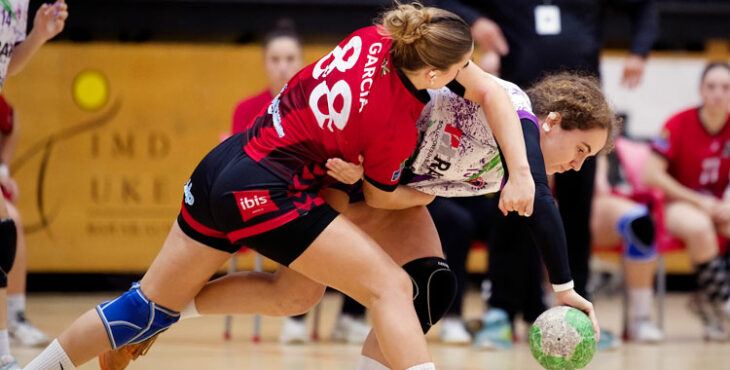 Carla Montero peleando con una rival. Foto: Alfredo G.L. / CBM Zuazo