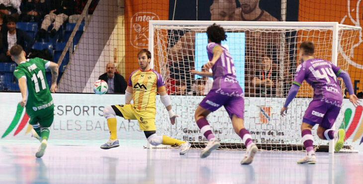 Carlos Barrón salió en un diez metros de Paniagua. Foto: Illes Balears Palma Futsal
