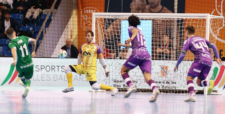 Carlos Barrón salió en un diez metros de Paniagua. Foto: Illes Balears Palma Futsal