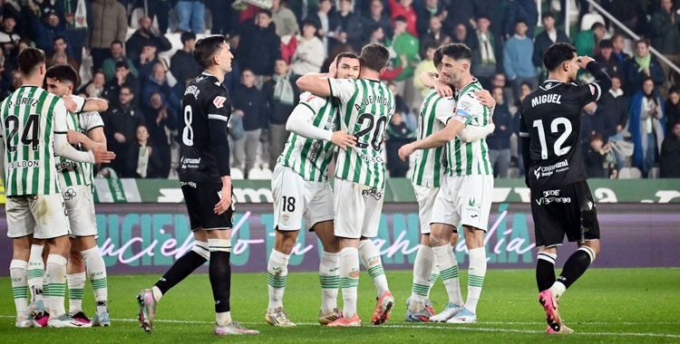 Los jugadores del Córdoba festejan el segundo tanto ante el Burgos CF. Autora: Natalia Román