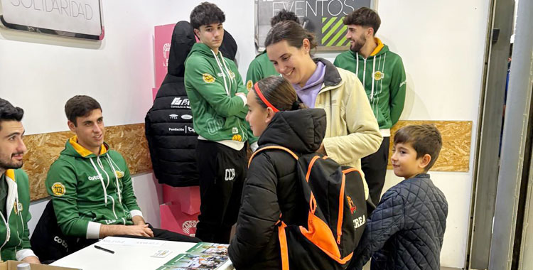Los jugadores del Coto Córdoba atendiendo a los niños en la firma de autógrafos de esta semana. Foto: Córdoba Club de Baloncesto