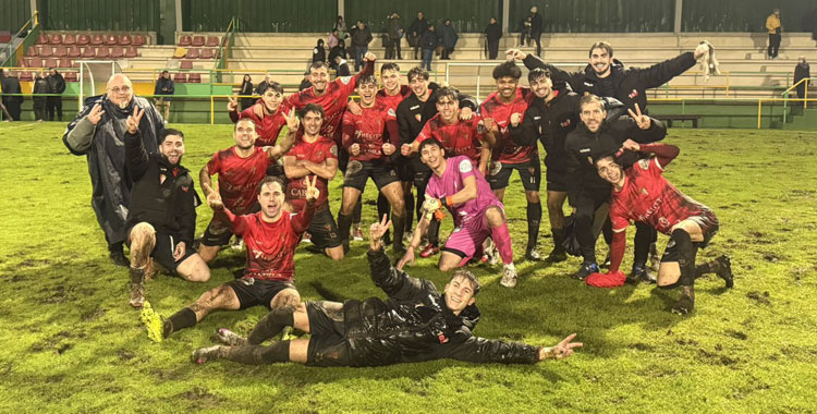 Otro triunfo entre el barro para un equipo que mira muy arriba. Foto: Hélity CD Egabrense