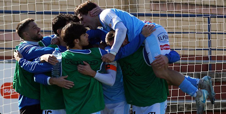 Los jugadores celestes celebran uno de sus cuatro goles en Dos Hermanas. Foto: Antonio Dávila / Ciudad de Lucena
