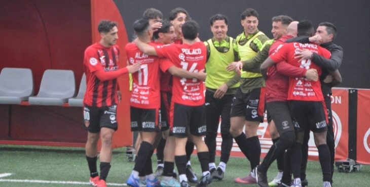 El Salerm Puente Genil celebrando un gol en su anterior partido ante el Linares Deportivo. Foto: Tino Navas / Salerm Puente Genil