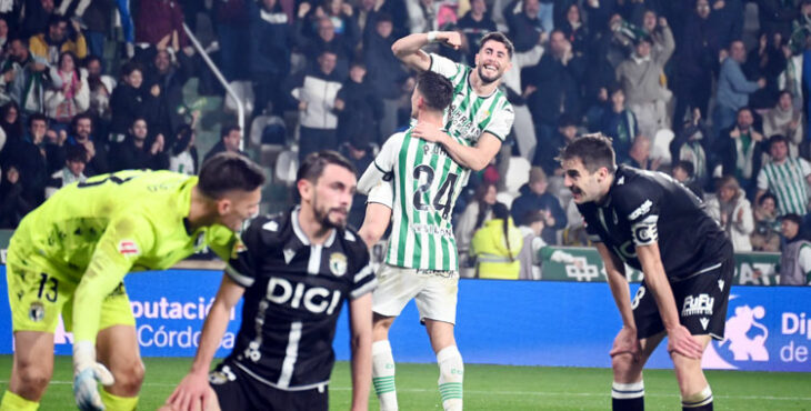 Jacobo González, autor del tanto que abría el camino del triunfo ante el Burgos, celebra el de Adrián Fuentes, que lo concretó. Autora: Natalia Román