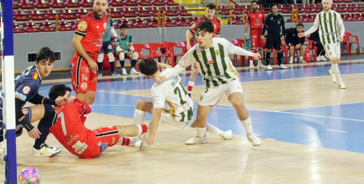 Una de las jugadas que acabó en gol para el plantel de David Fernández. Foto: Edu Luque / Córdoba Futsal