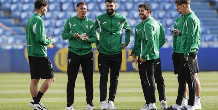 Jacobo sobre el césped de Las Palmas el pasado sábado, en un corro con Carracedo, que quizá pueda suplirle como tirador de penaltis. Foto: LaLiga Hypermotion