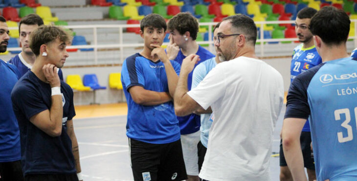 Jesús Díaz en una sesión con sus pupilos en El Pandero. Foto: @Palmadeporte / ARS Palma del Río