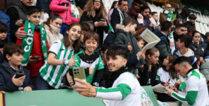 Kevin Medina, de reaparición, y Diego Bri atienden a los cordobesistas en la Preferencia. Foto: CCF