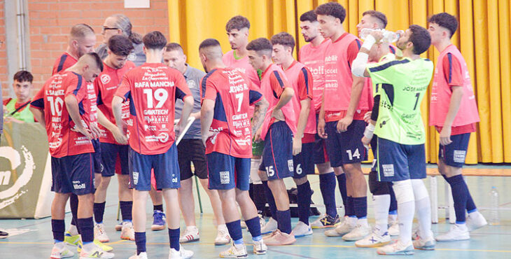 Lolo Vinos hablando a sus hombres en un tiempo técnico. Foto: CD Bujalance FS