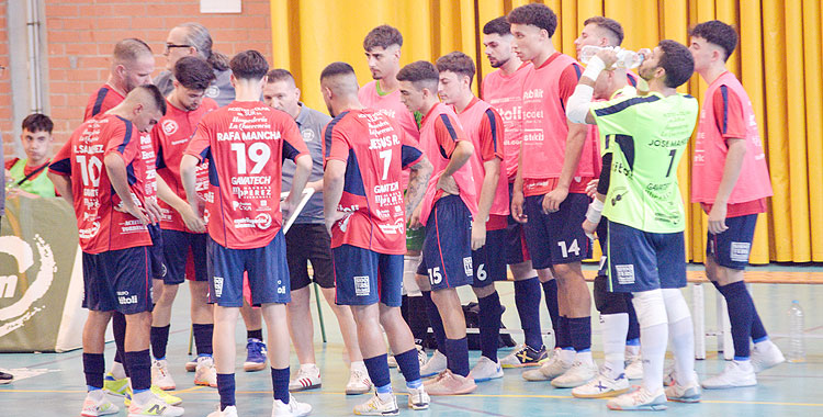 Lolo Vinos hablando a sus hombres en un tiempo técnico. Foto: CD Bujalance FS