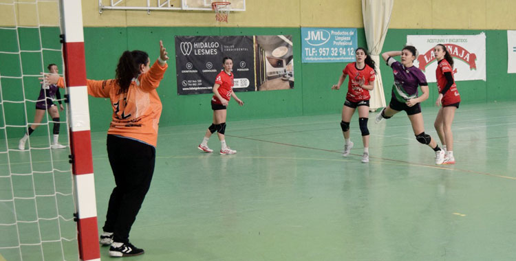 La jugadora del Rahi Sepisur Córdoba lanzando a portería. Foto: Lucía Vacas